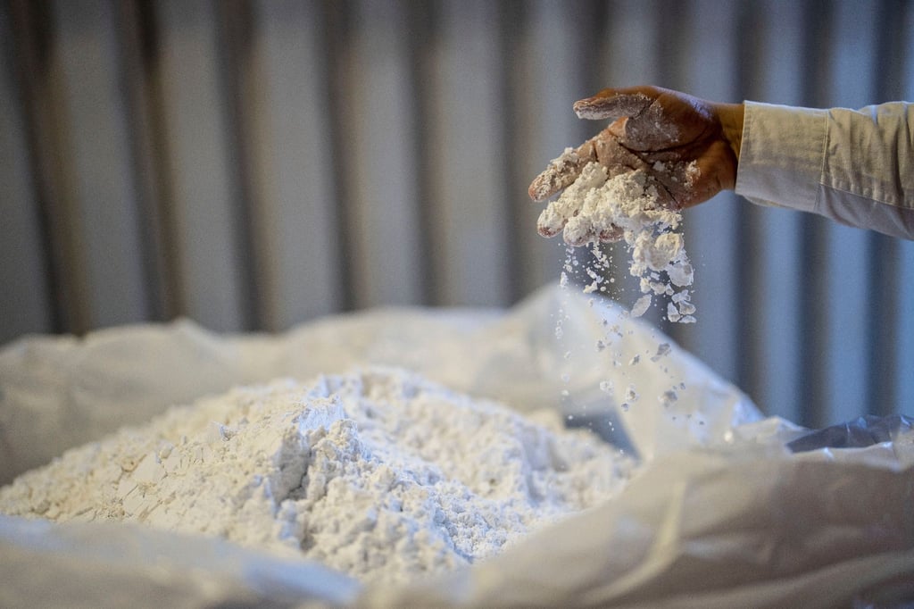 Ein Arbeiter rührt Lithium mit der Hand in der SQM-Verarbeitungsanlage in Antofagasta nahe der Atacama-Wüste in Chile.