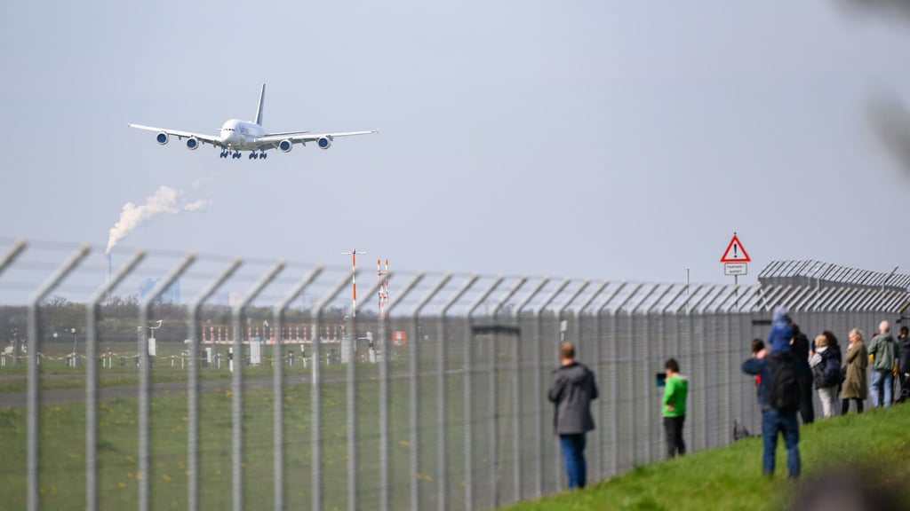 Schaulustige verfolgen die Landungen des Airbus A380 am Flughafen Leipzig/Halle.