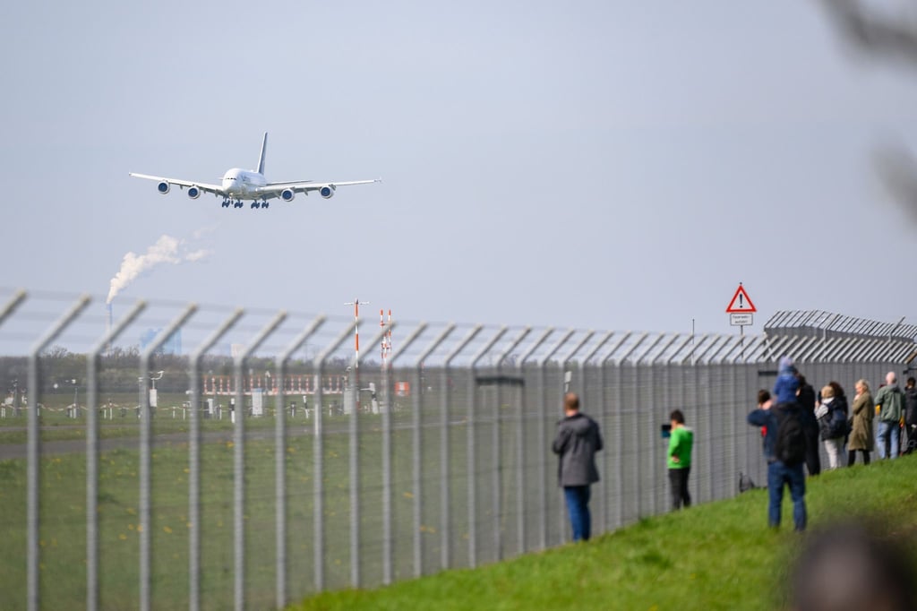 Schaulustige verfolgen die Landungen des Airbus A380 am Flughafen Leipzig/Halle.