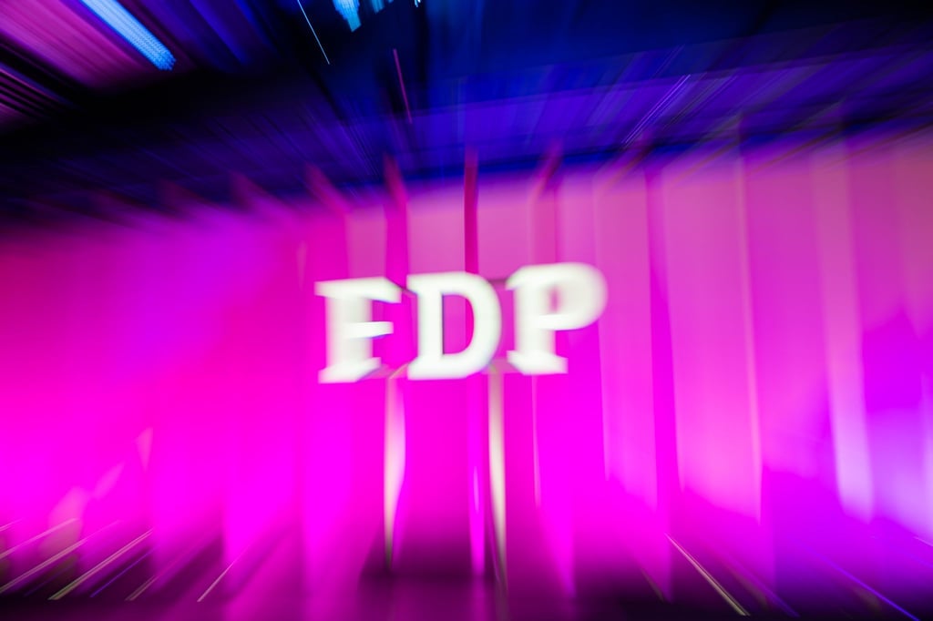 Das FDP-Logo ist während eines Parteitags zu sehen.