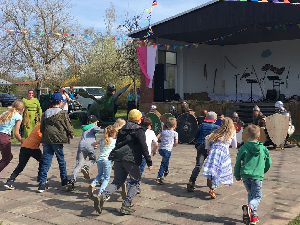 Beim Trojanischen Frühlingsfest in Steigra messen Kinder mit den Rittern des Mittelalterlagers ihre Kräfte.