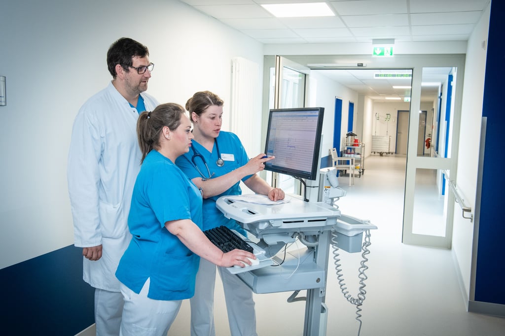 Das SRH-Klinikum hat das neue Haus 7 "Uta von Ballenstedt" bezogen. Oberarzt Florian Prims führt auf der gemeinsam Etage von Innerer Medizin und Onkologie mit Schwester Julia Brandt (M.) und Oberärztin Maria Hofmann die Visite durch.
