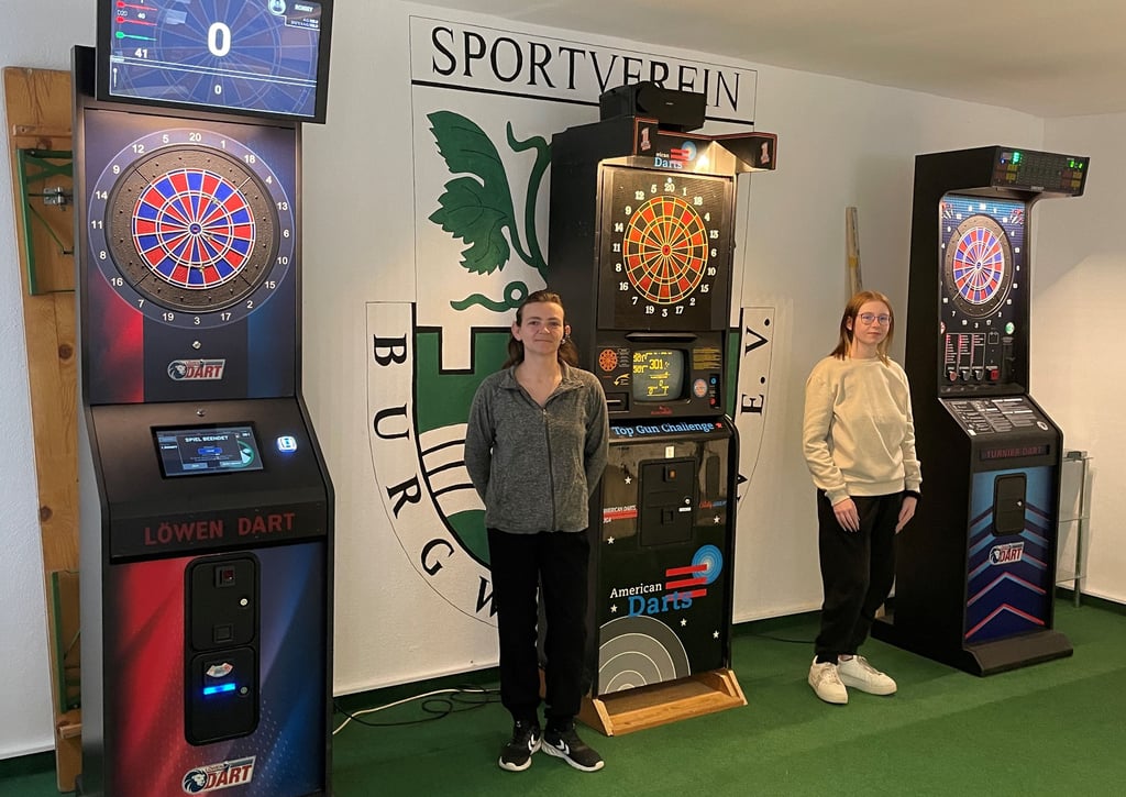 Kathleen König (rechts) und ihre Tochter Clarissa Bayer spielen leidenschaftlich gerne Darts. Das ist seit einigen Tagen im neuen Trainingsraum möglich.