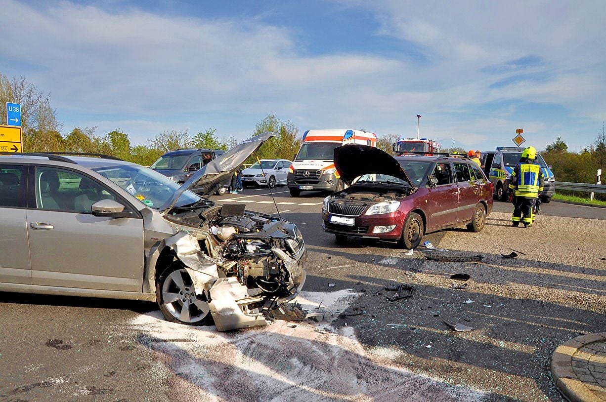 Schwerer Unfall an A9-Auffahrt: Sieben Verletzte nach Zusammenstoß auf 