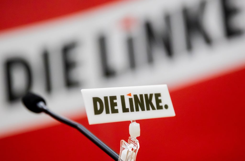 Das Logo der Linken ist bei einem Parteitag an einem Mikrophon angebracht.