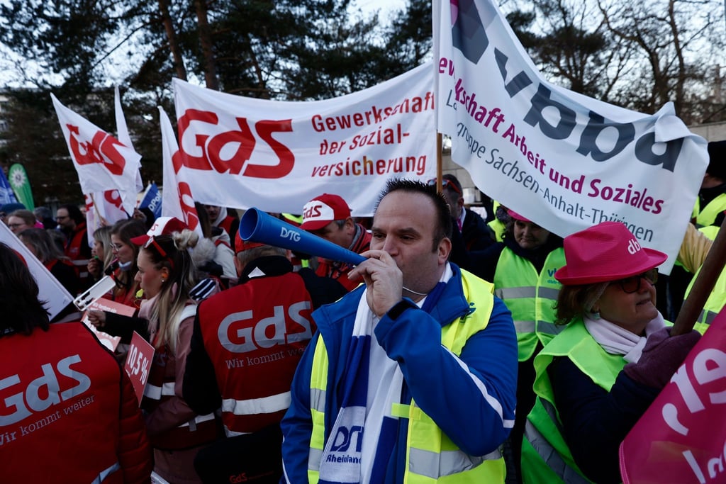 Mitglieder verschiedener Berufsgruppen bei einer Protestaktion der Dienstleistungsgewerkschaft Verdi in Berlin.