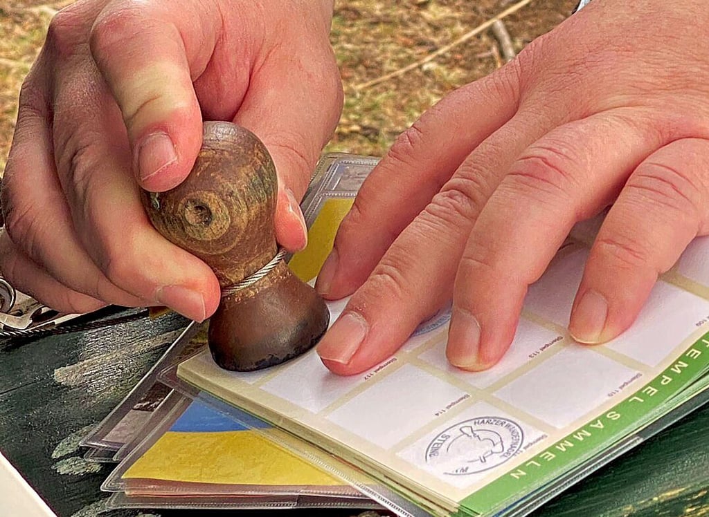 Tausende sind bereits fleißig beim Sammeln der Stempel der Harzer Wandernadel dabei – nun soll auch die Region Huy-Fallstein davon profitieren.
