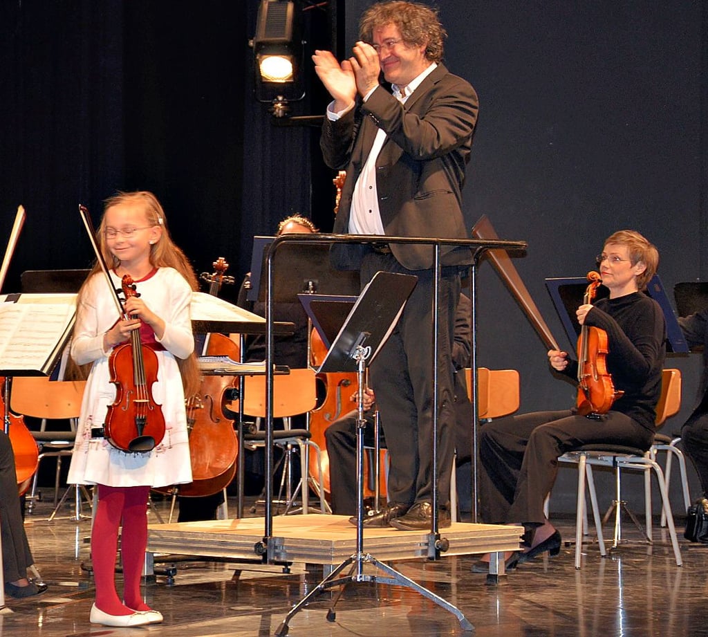 Erst acht Jahre und schon  im Konzert mit den Profis der Mitteldeutschen Kammerphilharmonie. Violinistin Mayla Flagmansky darf sich in Staßfurt auch der Anerkennung von Jan Michael Horstmann sicher sein.