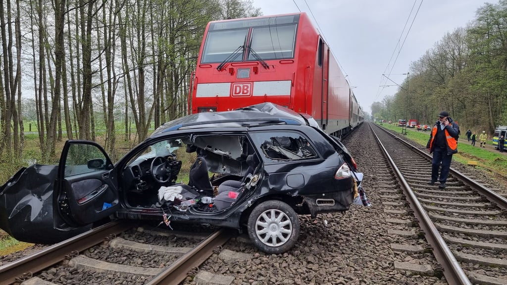 Das Fahrzeug ist nach dem Zusammenstoß mit dem Zug völlig zerstört.