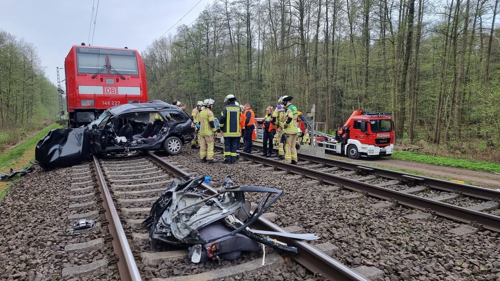 Beim Zusammenstoß eines Zuges mit einem Auto an einem Bahnübergang nahe Hannover sind drei junge Menschen ums Leben gekommen.