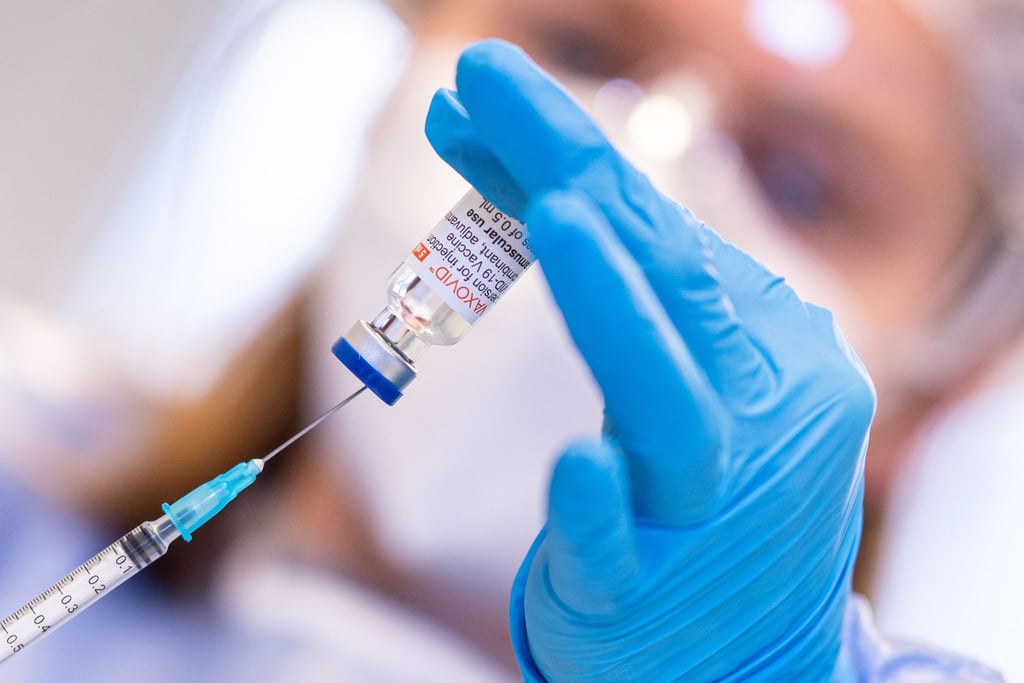 Eine Mitarbeiterin des Impfzentrums im Kreis Warendorf in Nordrhein-Westfalen m it dem Impfstoff Nuvaxovid des Pharmaunternehmens Novavax.