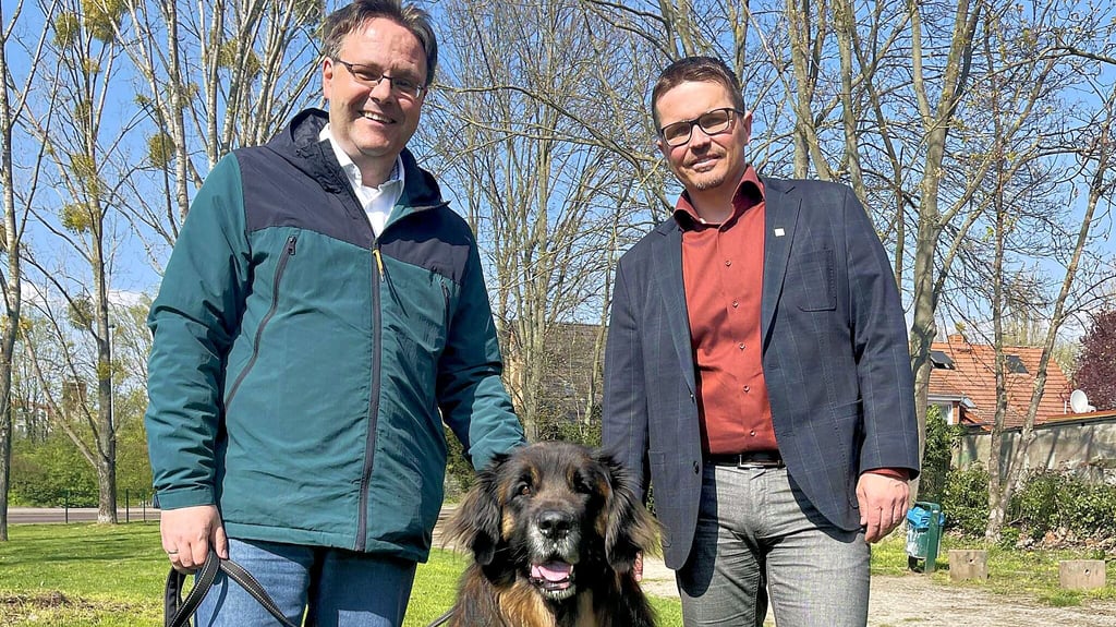 Der Ordnungsbeigeordnete Ronni Krug (links) und Stefan Matz, Leiter des Stadtgartenbetriebs, sprechen über Probleme mit den Hundewiesen in Magdeburg, hier an der Wiener Straße.