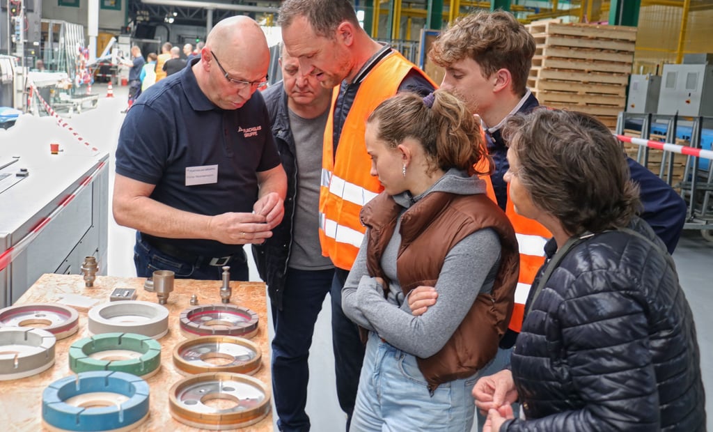 30 Jahre „Flachglas Nord-Ost GmbH“ in Osterburg: Mitarbeiter René Nonnemann (links) zeigte den Besuchern die verschiedenen Werkzeuge zur Glasveredelung.