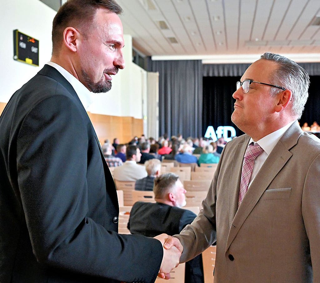 Landeschef Martin Reichardt (r.) gratuliert Arno Bausemer nach dessen Wahl zum Spitzenkandidaten für die Europawahl.