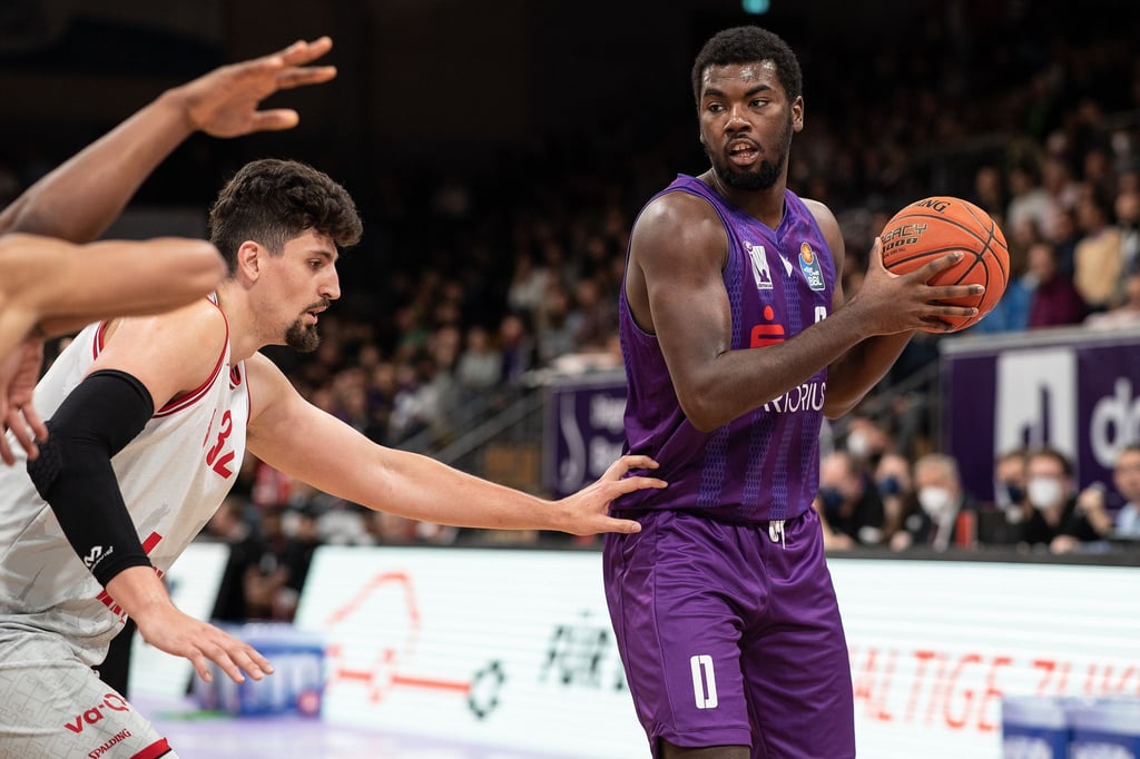Göttingens Rayshaun Hammonds (r) spielt gegen Würzburgs Nicolas Caravacho.