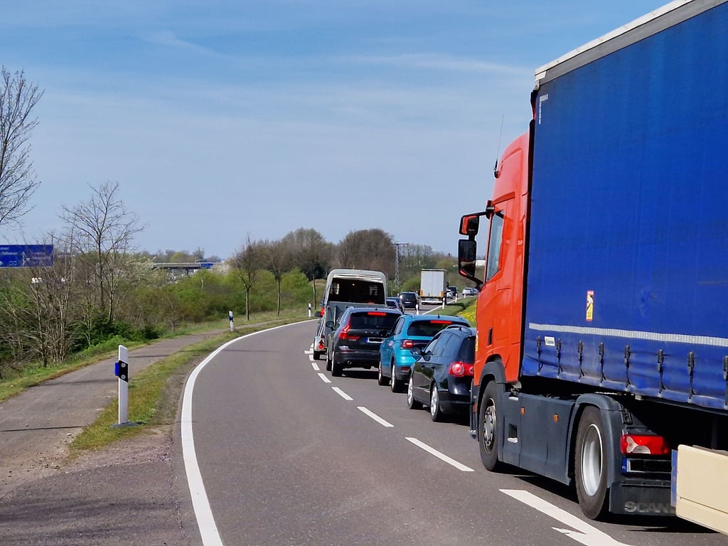 Durch einen Unfall bei Burg kam es nicht nur auf der A2, sondern auch den umliegenden Straßen zum Stau.