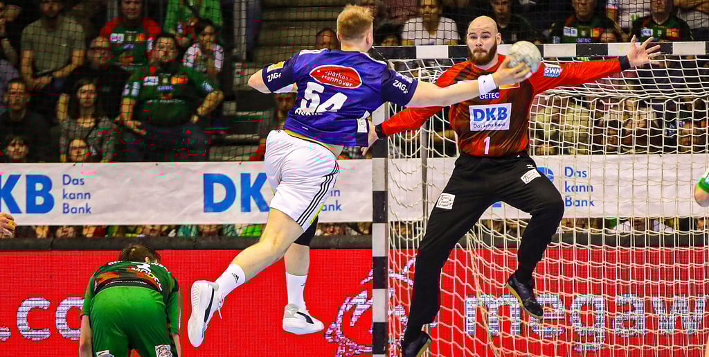 Mike Jensen war beim Sieg gegen Hannover ein großer Rückhalt im SCM-Tor. Hier macht er sich gegen Justus Fischer breit.