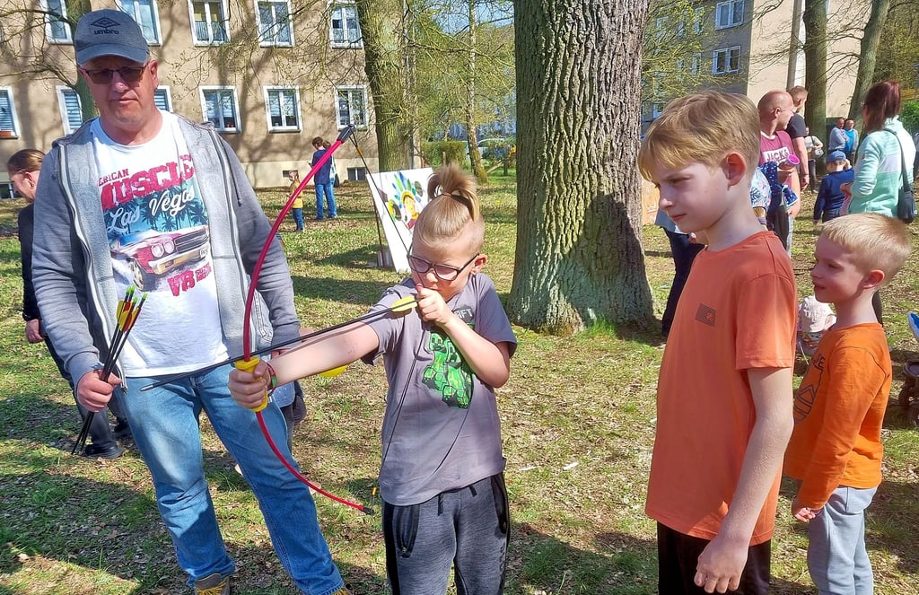 Moritz peilt mit Pfeil und Bogen die Tafel mit der Zielscheibe an. Zu den Besuchern gehörten übrigens auch Kinder und Jugendliche aus dem „Julianenhof“. „Wir sind kurz entschlossen zum Fest aufgebrochen“, erzählte Heimleiterin Andrea Albrecht.
