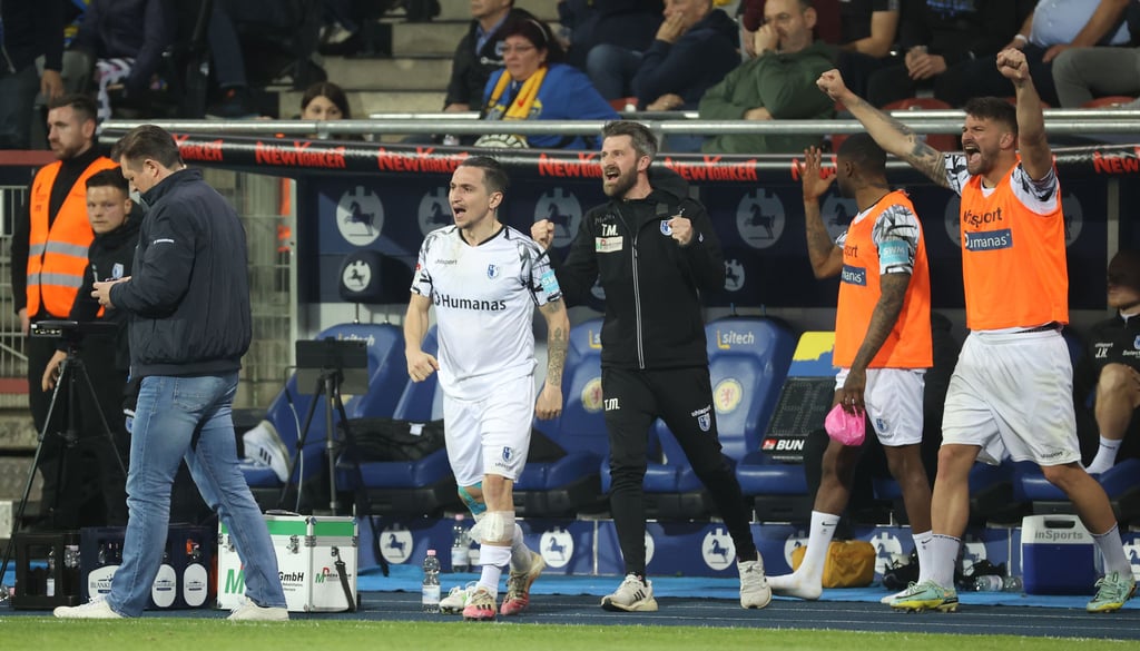 FCM-Cheftrainer Christian Titz (l.) stoppte im Moment des Abpfiffs seine Uhr, Physiotherapeut Tino Meyer (r.) und Baris Atik jubelten dagegen. Letzterer stellte sich in den Dienst des 1. FC Magdeburg und spielte trotz einer Blessur fast die komplette Partie durch.