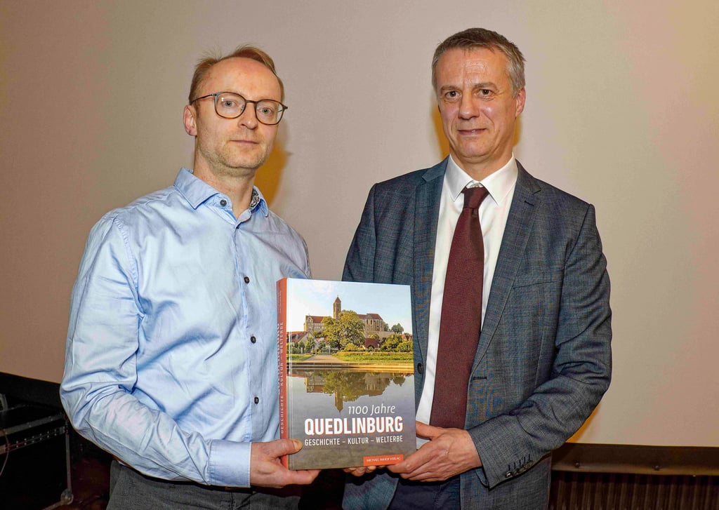 Clemens Bley (links) und Thomas Wozniak präsentieren ihren Sammelband "1.100 Jahre Quedlinburg.