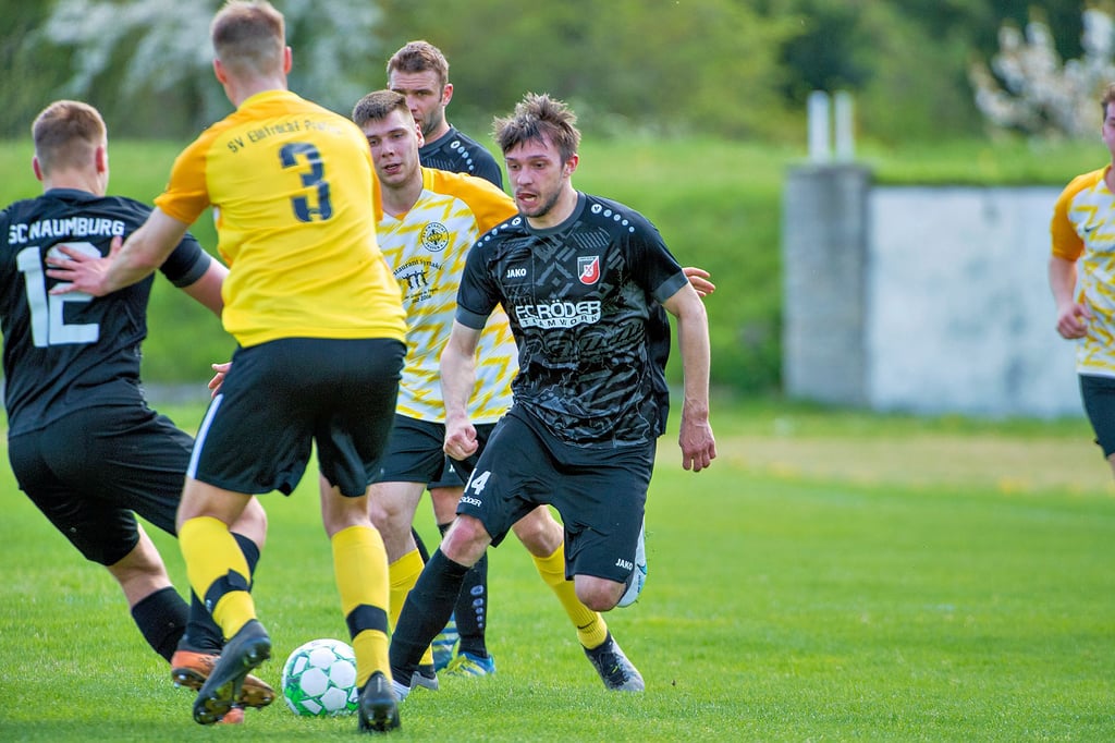 Justin Hermsdorf (r.) traf für die Naumburger Reserve gegen Profen zum vorentscheidenden 2:0. Die SCN-Zweite ist damit weiter auf dem Weg in Richtung Kreisoberliga-Meisterschaft.