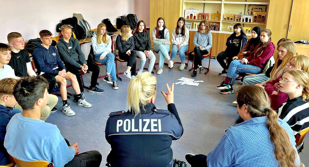 Sissy Naumann vom Polizeirevier Bernburg (vorn) spricht mit den Schülern über das Thema Gewalt.
