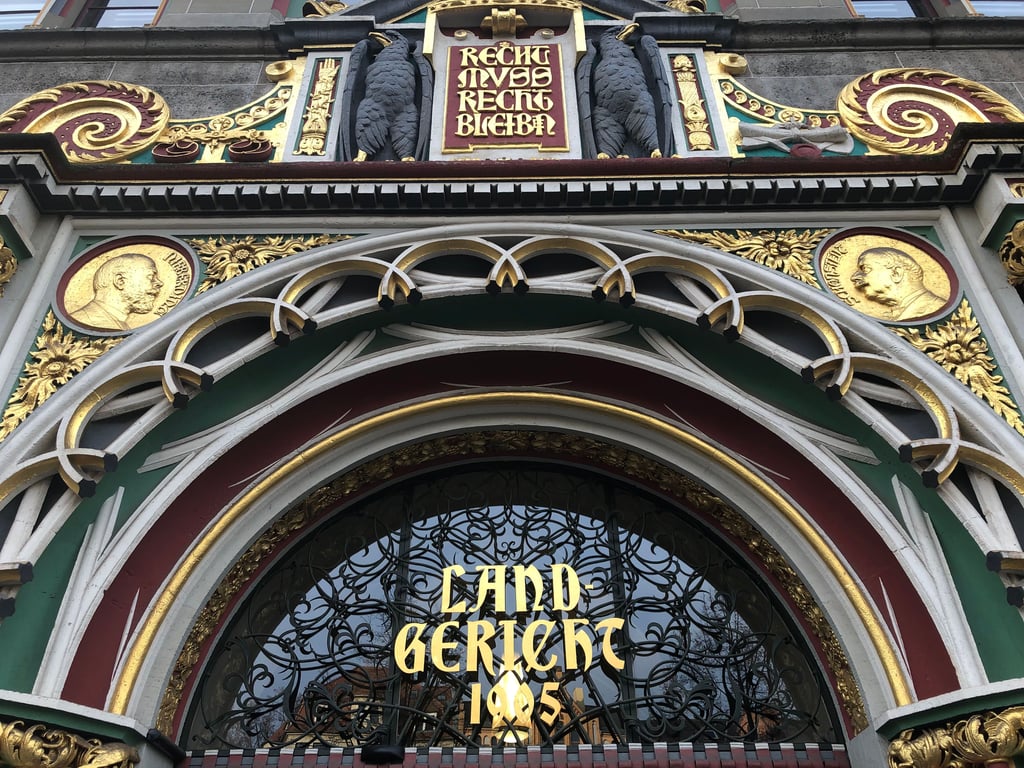 Symbolfoto - Blick auf das Landgericht Halle