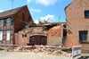 Wie geht es nun weiter mit den Überresten der eingestürzten Scheune in Wollenhagen bei Gardelegen? Der Kreis als zuständige Behörde wird die Situation neu bewerten. 
