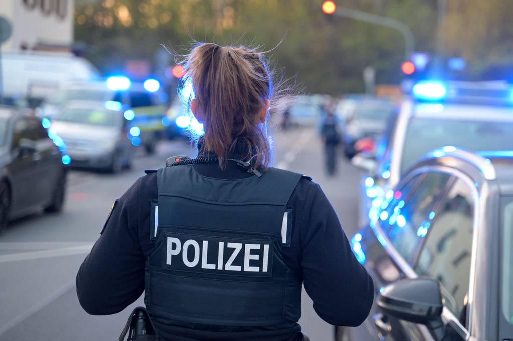 Die Polizei ist am 21. April mit mehreren Einsatzfahrzeugen und 15 Polizisten in Tangermünde angerückt.