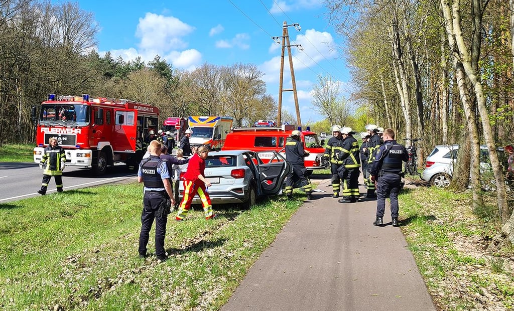 Einsatz II, Sonnabendnachmittag: Die Feuerwehr befreit zwischen Ziegenhagen und Rochau eine Person aus einem Unfallwagen.
