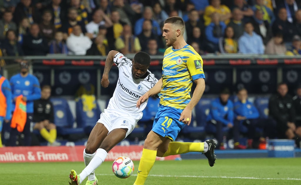 Setzt hier zur Körpertäuschung an und trifft zum 1:0 für den 1. FC Magdeburg: Moritz-Broni Kwarteng (l.), der Braunschweigs Hasan Kurucay aussteigen lässt und sein neuntes Tor erzielt.