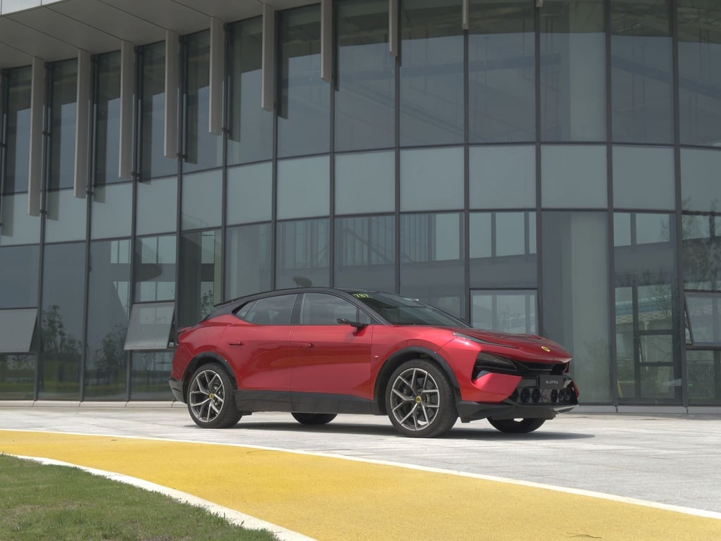 Lotus mal etwas anders: Die klassische Sportwagenmarke zeigte jetzt den Eletre, extrem sportlich ist das SUV aber auch.