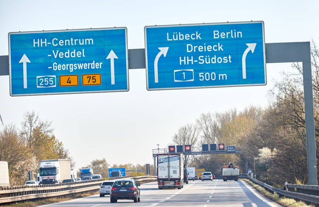 Blick auf die Autobahnschilder mit der Aufschrift „HH-Centrum“ und „Lübeck Berlin“ auf der A1 Richtung Norden.
