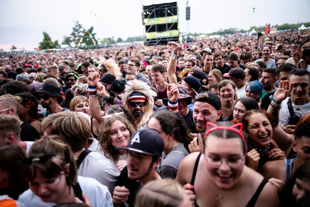 Besucher feiern zu Beginn des Highfield Festivals vor der Bühne.