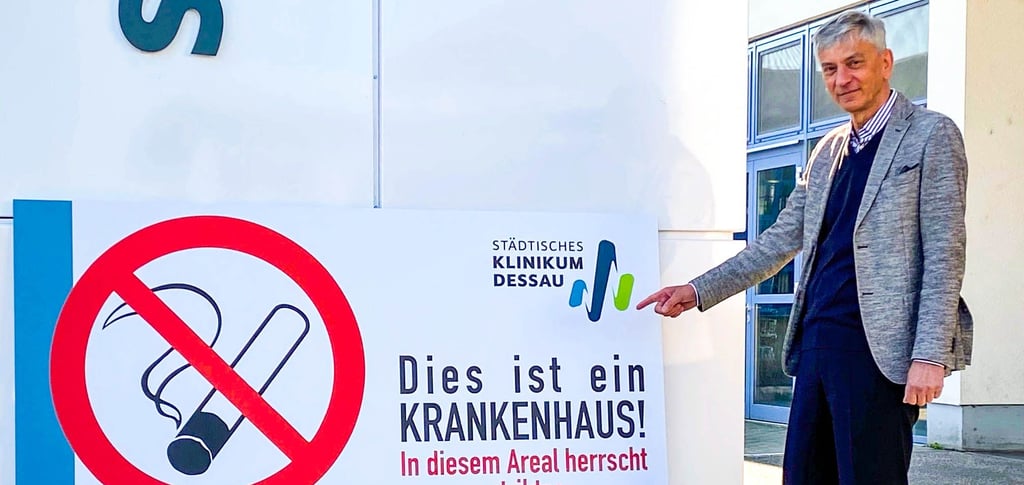 Dr. Joachim Zagrodnick mit einem der neuen Hinweisschilder.