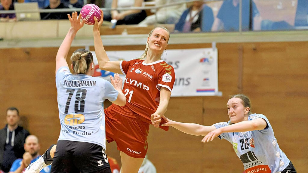 Lucy Strauchmann (l.) und Cara Reuthal attackieren Kelly Duffner.