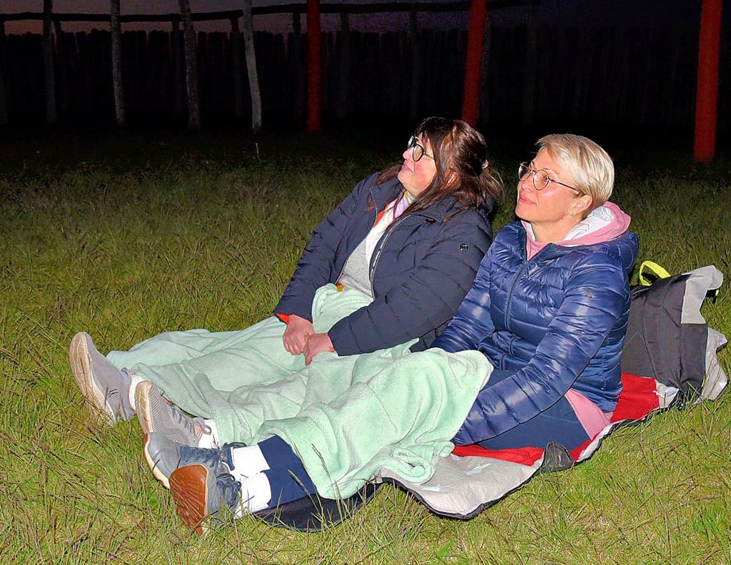 Diese beiden Damen aus Magdeburg haben es sich auf einer Decke bequem gemacht.