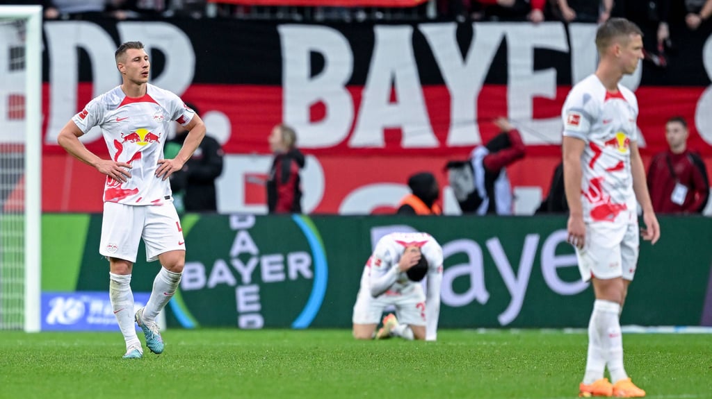 Enttäuschte Gesichter bei RB Leipzig nach der Pleite bei Bayer Leverkusen.