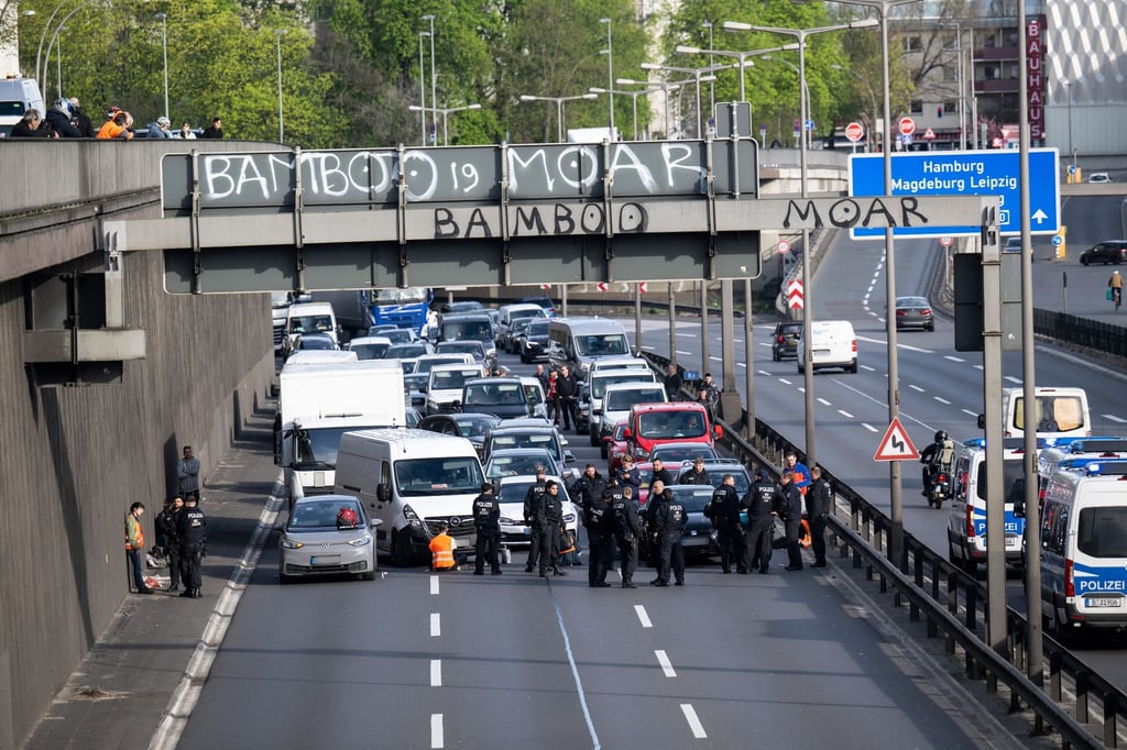Aktivisten der Gruppierung Letzte Generation blockieren die Stadtautobahn in Berlin. Die Polizei sprach am Morgen von rund 30 Aktionen im Stadtgebiet.