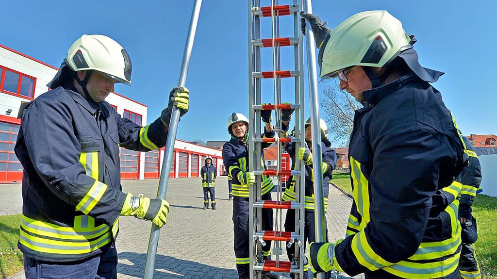 Bei der Feuerwehr ist alles eine Teamsache - auch das Arbeiten mit der Leiter. Das lernen die Kameraden von Anfang an.