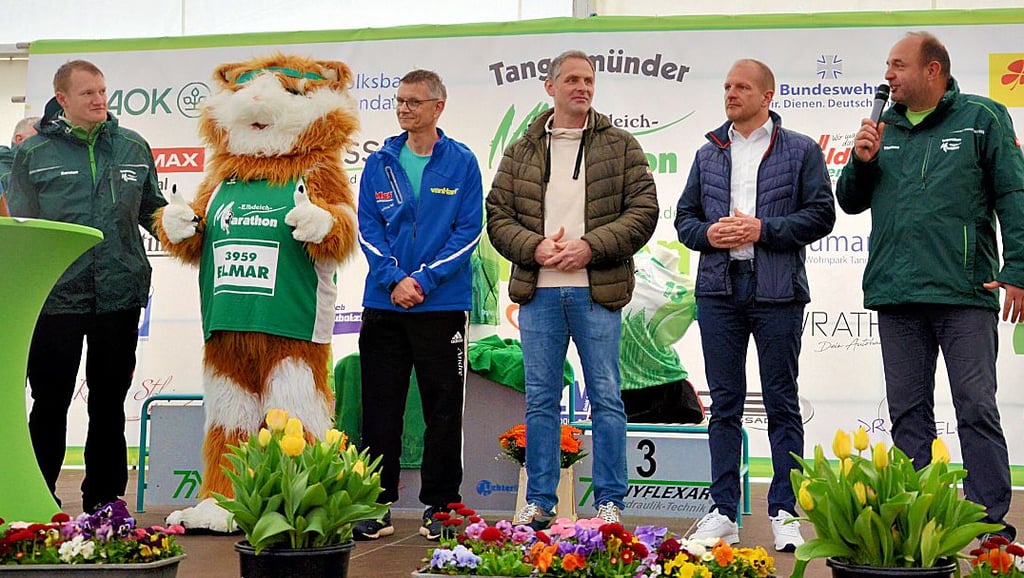 Eröffnen die Veranstaltung: Carsten Birkholz (von links), Maskottchen Elmar, André Bruschek, Steffen Schilm, Sebastian Stoll und Thomas Staudt.