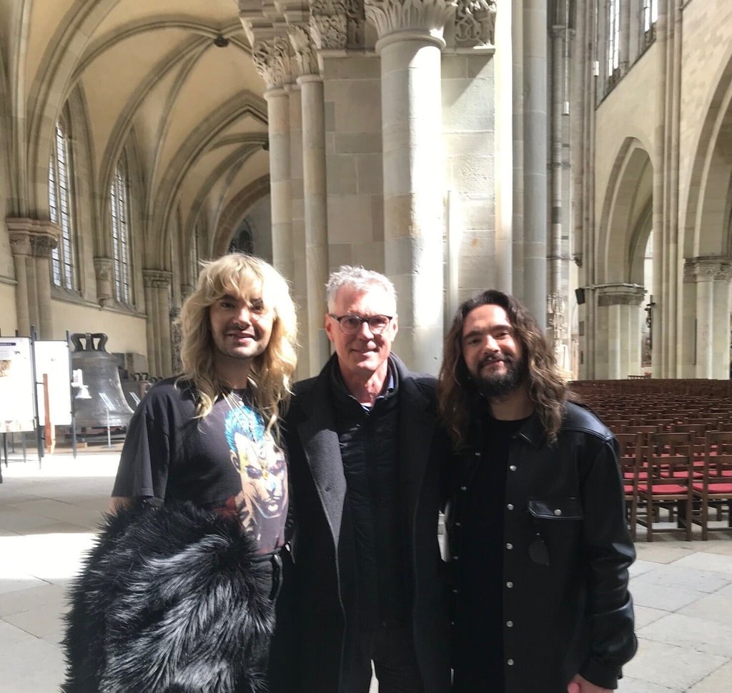 Bill und Tom Kaulitz von Tokio Hotel mit Domprediger Jörg Uhle-Wettler in der Mitte.