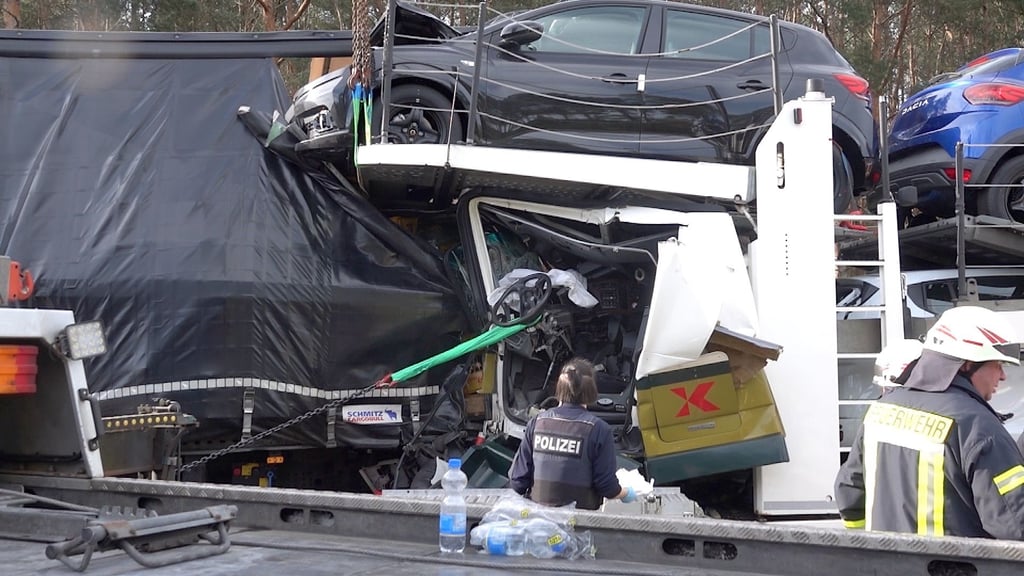 Nach einem Unfall und einem schweren Folgeunfall mit insgesamt drei Lkw staute es sich auf der Autobahn A2 bei Theeßen. Eine Vollsperrung wurde eingerichtet. Foto: