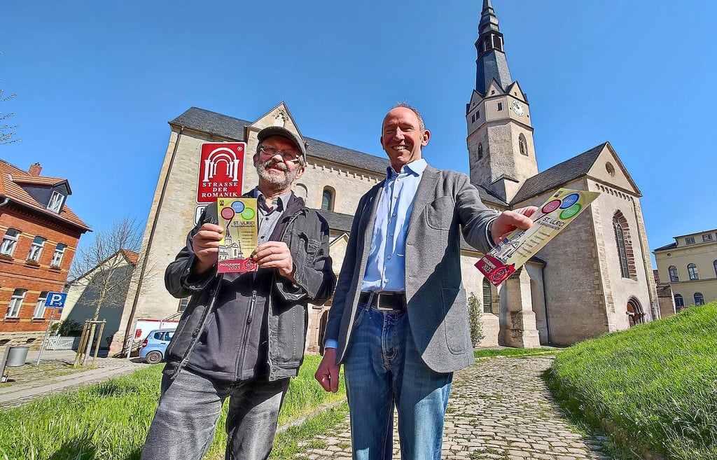 Pfarrer Clemens Niemann (r.) und der Vorsitzende des Gemeindekirchenrates, Helmut Loth, freuen sich über die Events, die in diesem Jahre anlässlich des 900. Kirchenjubiläums gefeiert werden.