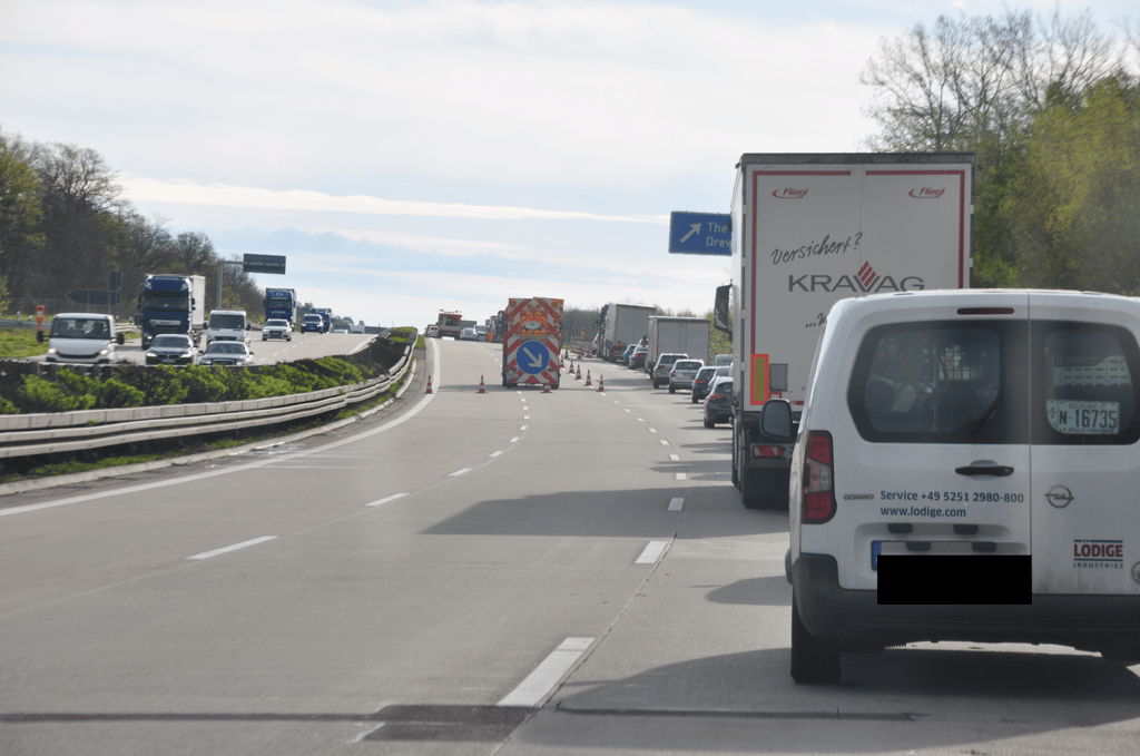 Es staute sich am Montag lange auf der A2 bei Theeßen nach einem schweren Unfall.