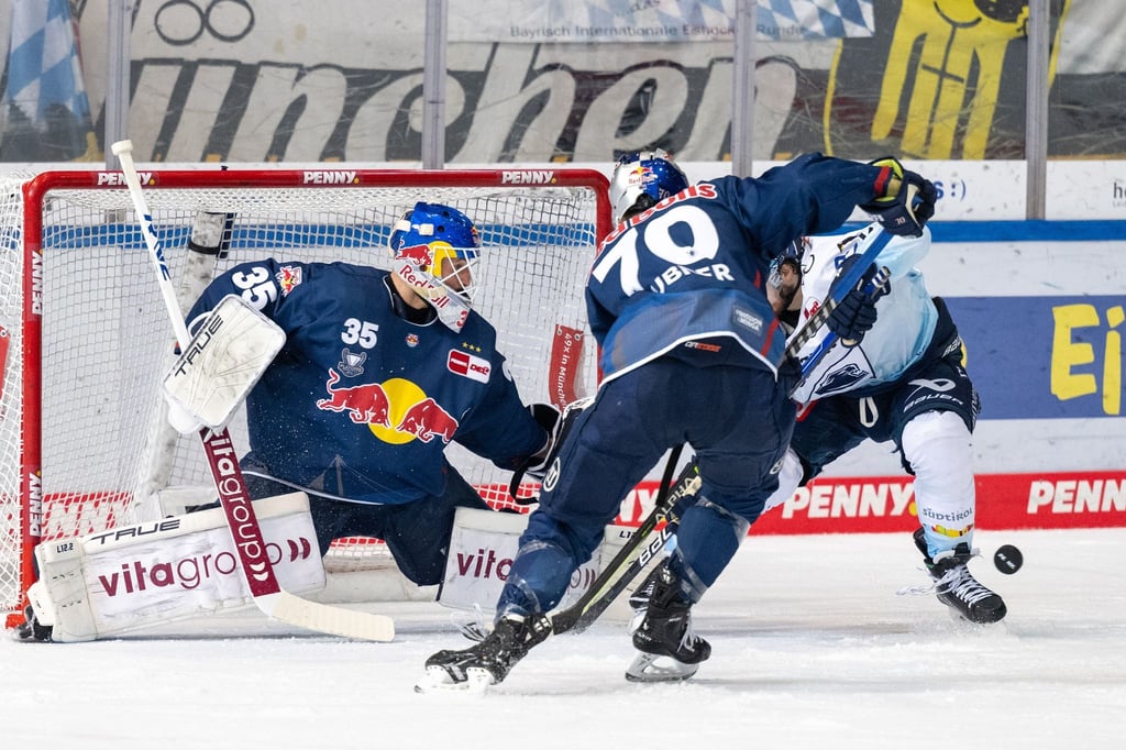 Münchens Matthias Niederberger in Aktion mit Teamkollege Maximilian Daubner und Ty Ronning von Ingolstadt (l-r).
