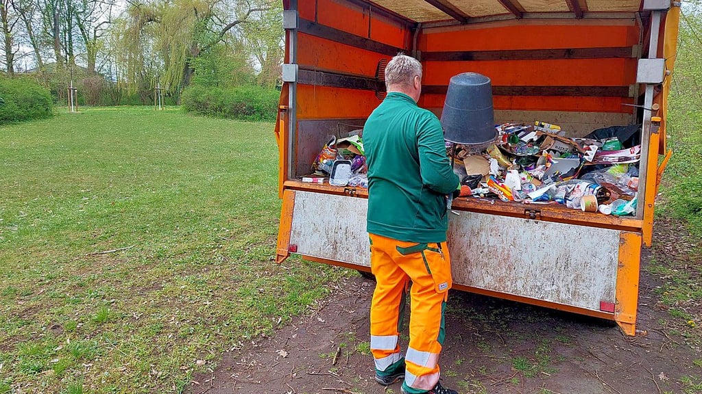 Mitarbeiter des Stadthofes haben eine halbe Wagenladung voll Müll eingesammelt.