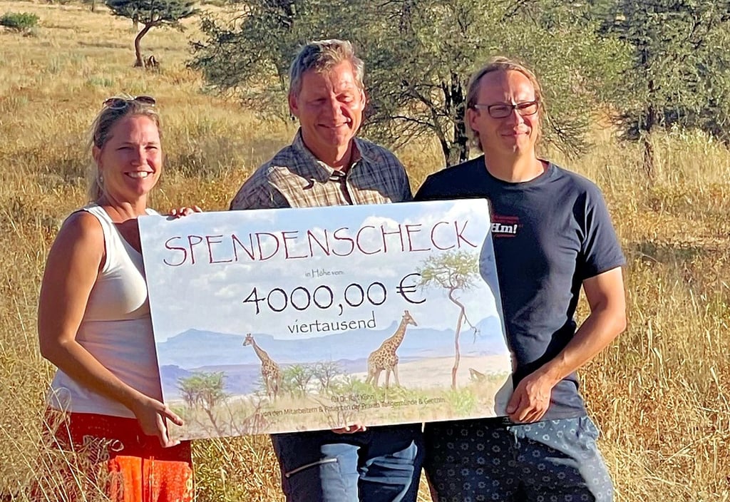 Ralf Kühn (Mitte) überreicht den symbolischen Scheck, den er aus Tangermünde mitgebracht hat, an den LCFN-Vorsitzenden Sebastian Dürrschmidt (rechts) und Kathrin Dürrschmidt.