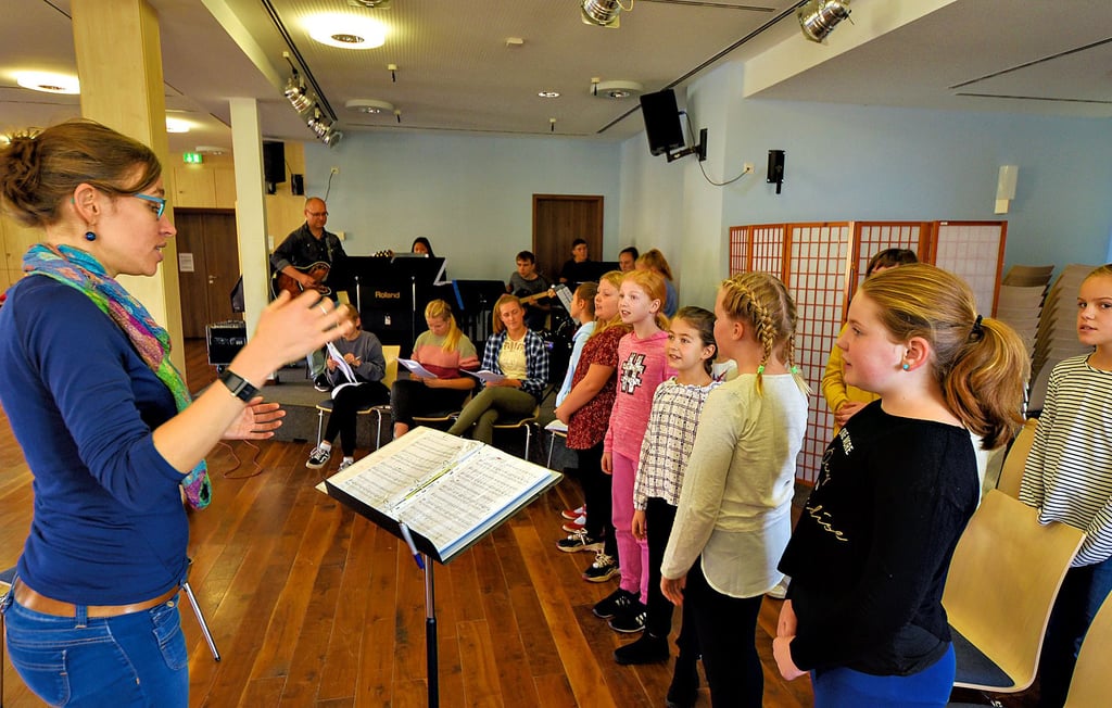 Musikschullehrerin Constanze Ulrich (li.) bei einer Chorprobe 2019 an der Burgmusikschule Querfurt.