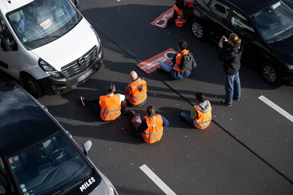 Aktivisten blockieren die A100.